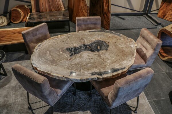Tables and chairs - Image 3
